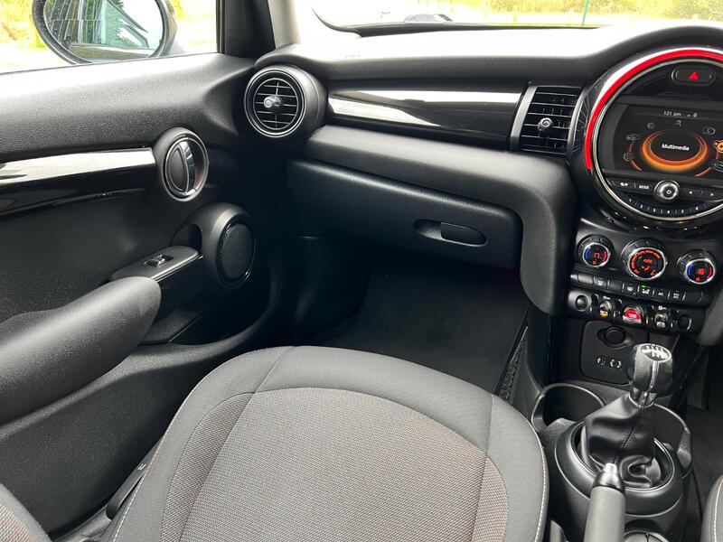 MINI HATCH